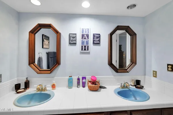 $998,900 | 160 Fairway Drive, Abingdon, VA 24211