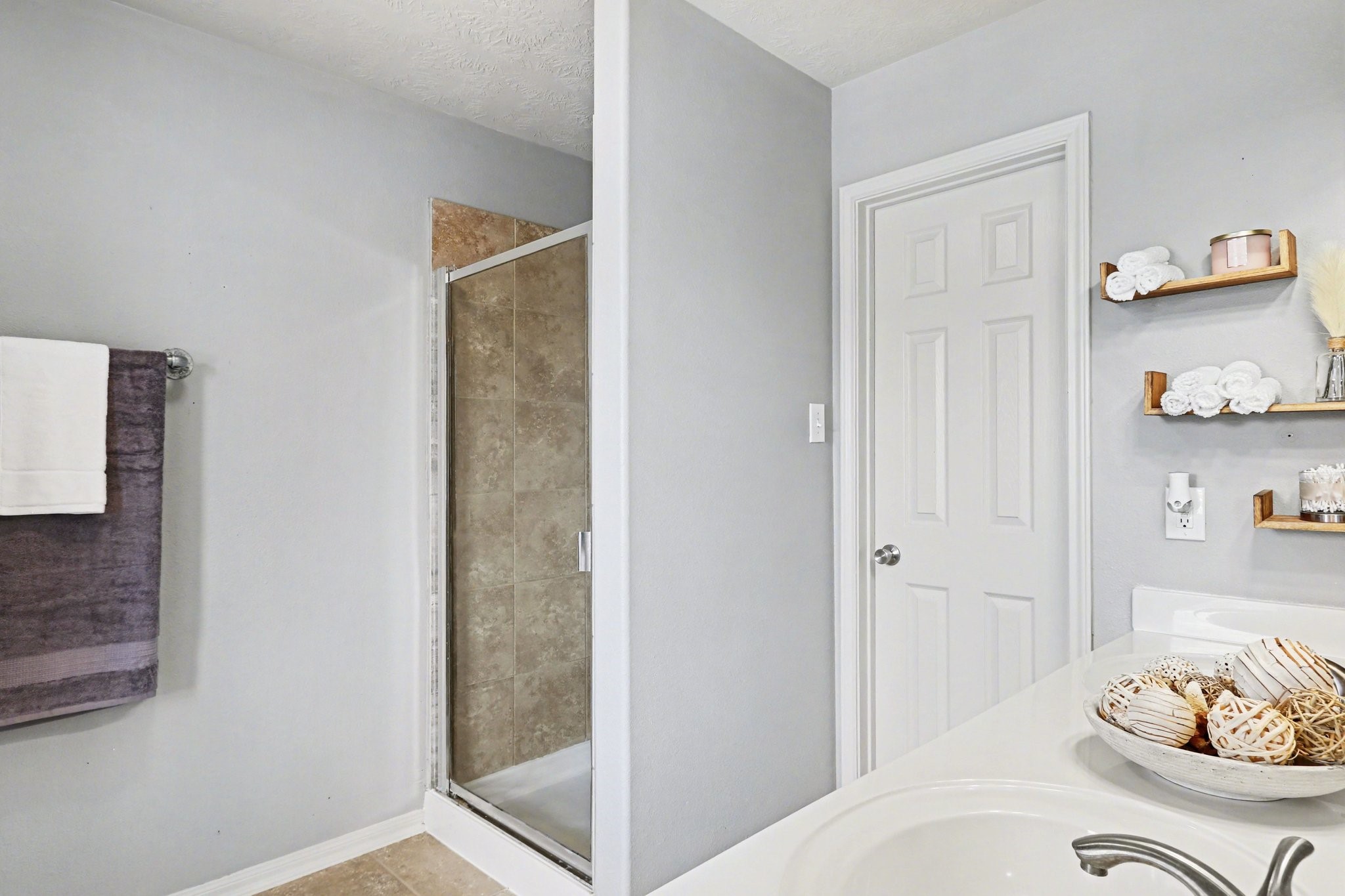 9719 Opal Rock Drive Rosharon, TX 77583 - Photo 22 of 33 Separate shower