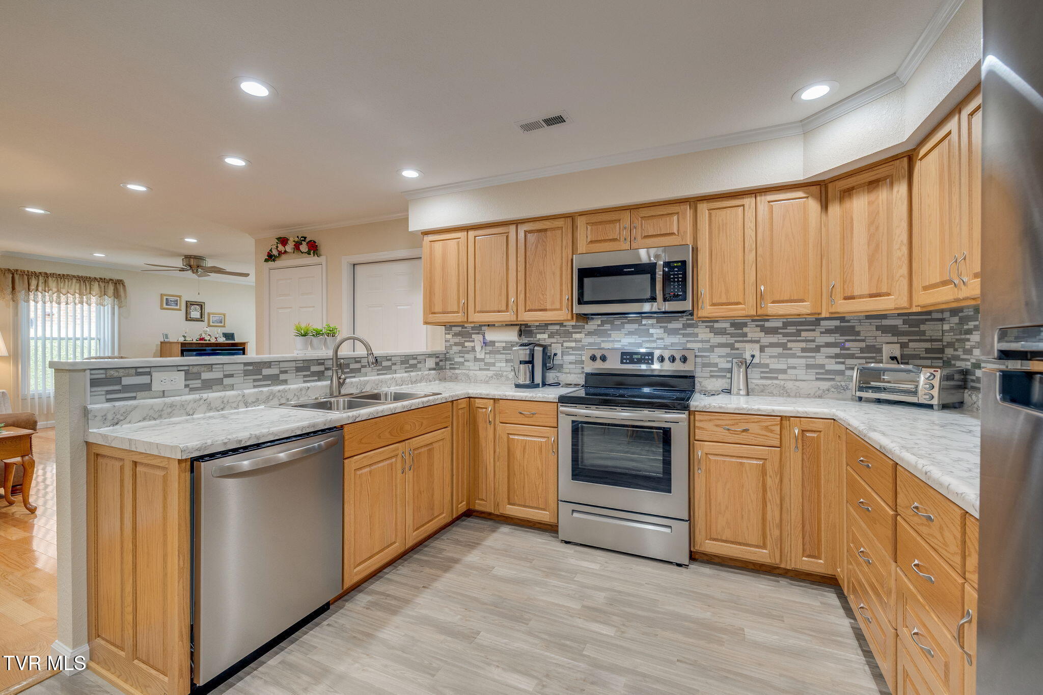 214 Planters Row, Unit 214 Greeneville, TN 37745 - Photo 12 of 33 011