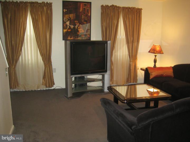 1026 West Ritner Street Philadelphia, PA 19148 - Photo 7 of 25 Living Room