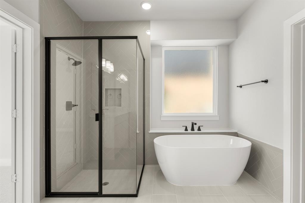 1285 Flamingo Road Forney, TX 75126 - Photo 29 of 40 a bathroom with a bathtub and a sink