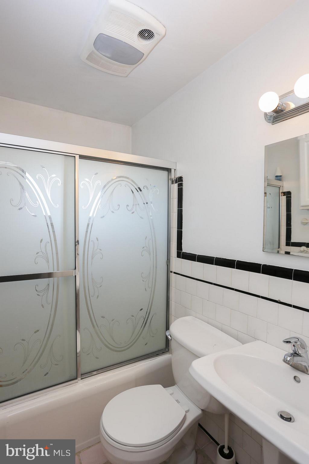 1034 Downton Road Baltimore, MD 21227 - Photo 16 of 48