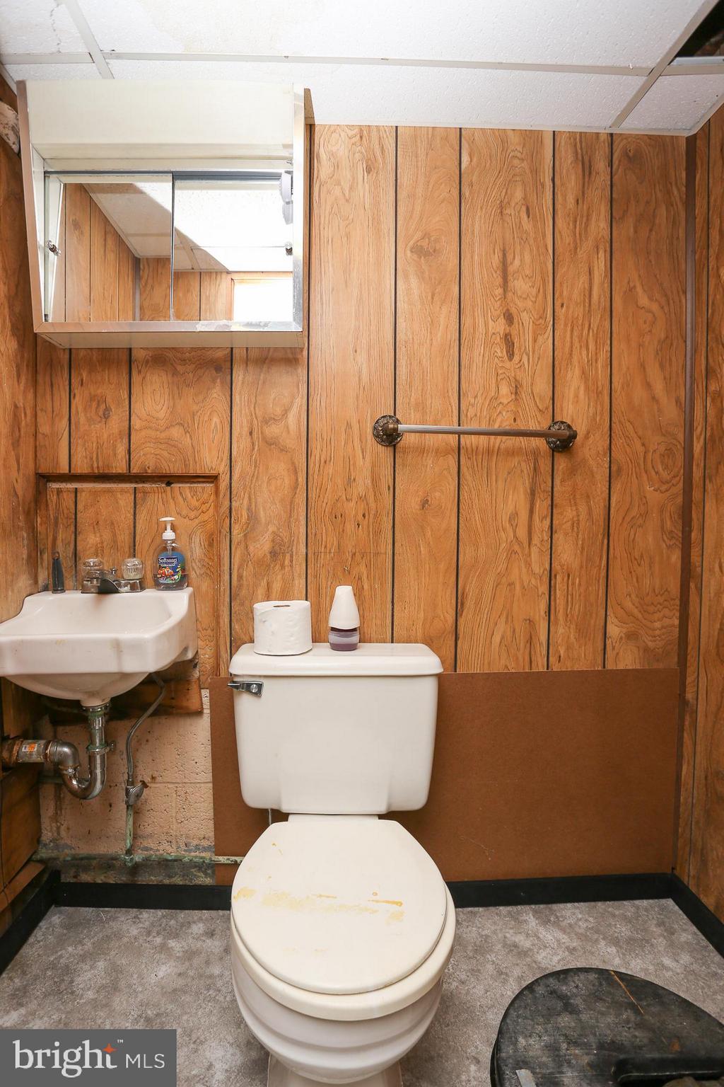 1034 Downton Road Baltimore, MD 21227 - Photo 23 of 48
