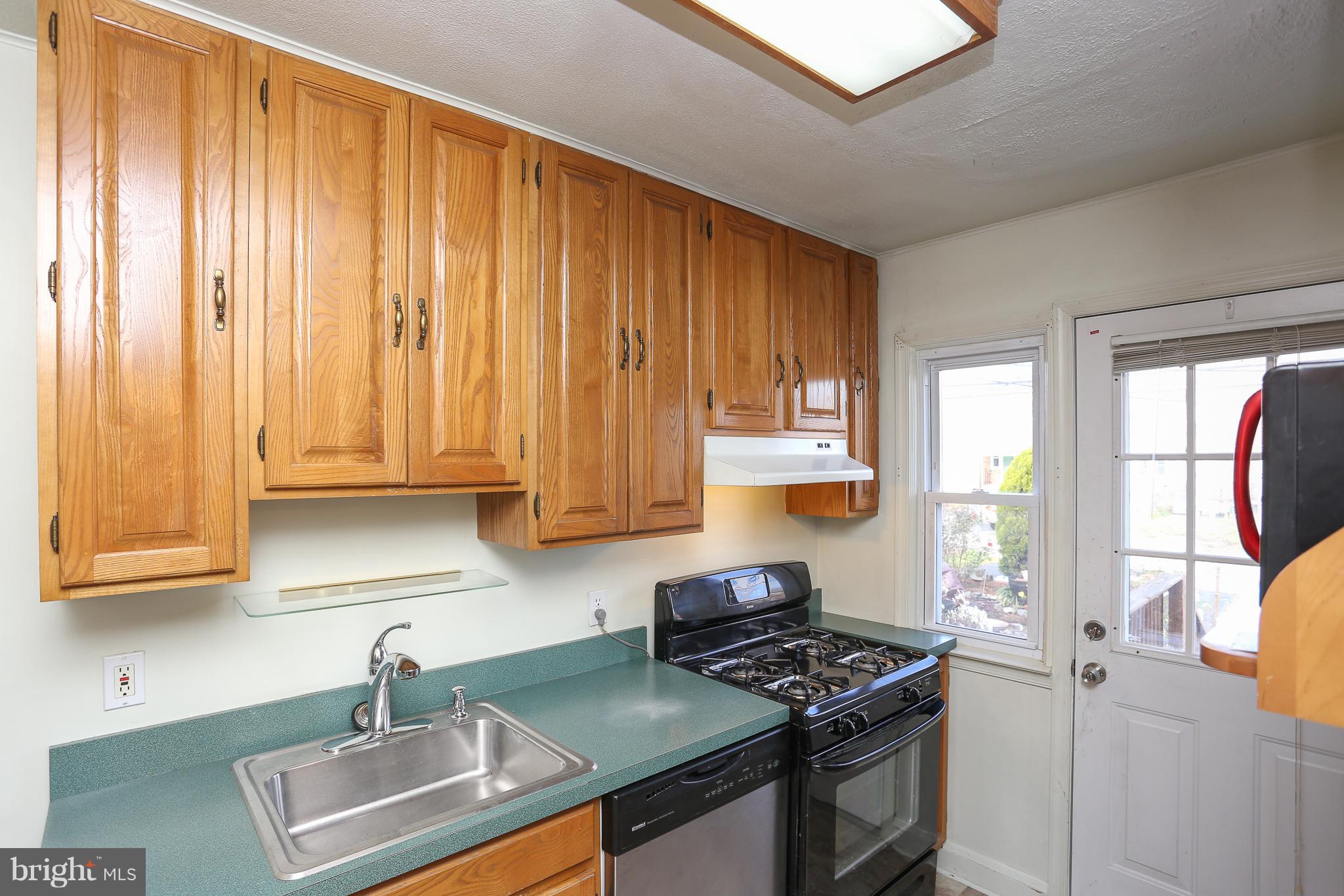 1034 Downton Road Baltimore, MD 21227 - Photo 8 of 48