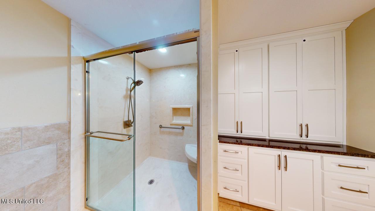 2060 Beach Boulevard, Unit 1207 Biloxi, MS 39531 - Photo 16 of 26 1207-Primary Shower