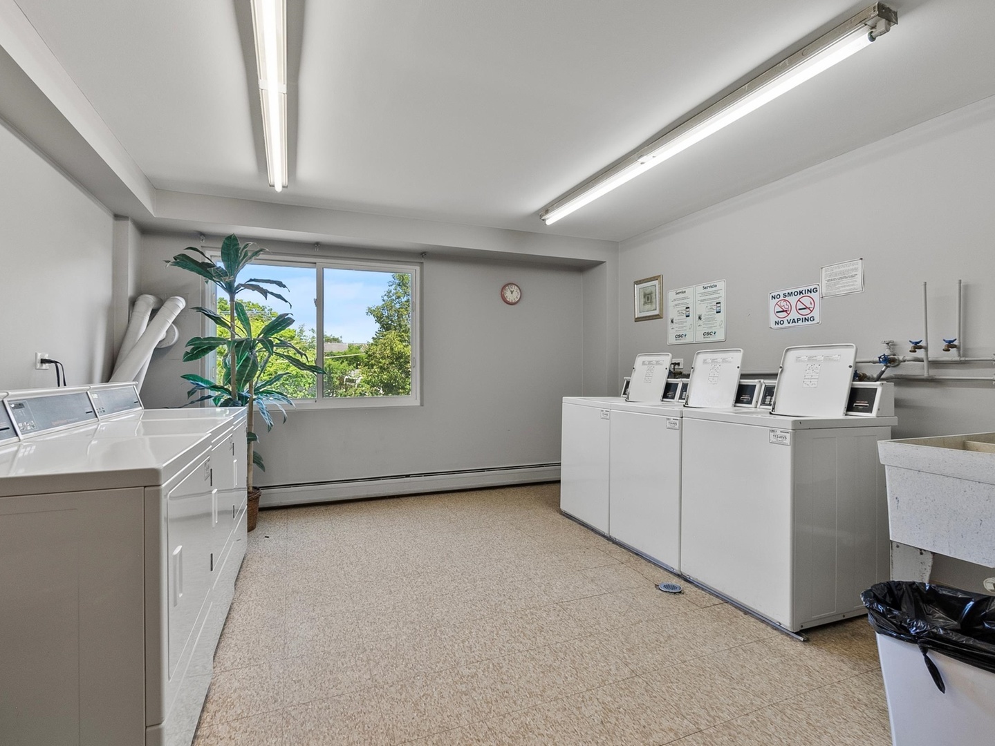 940 East Old Willow Road, Unit 305 Prospect Heights, IL 60070 - Photo 15 of 18 a view of living room with furniture and a potted plant