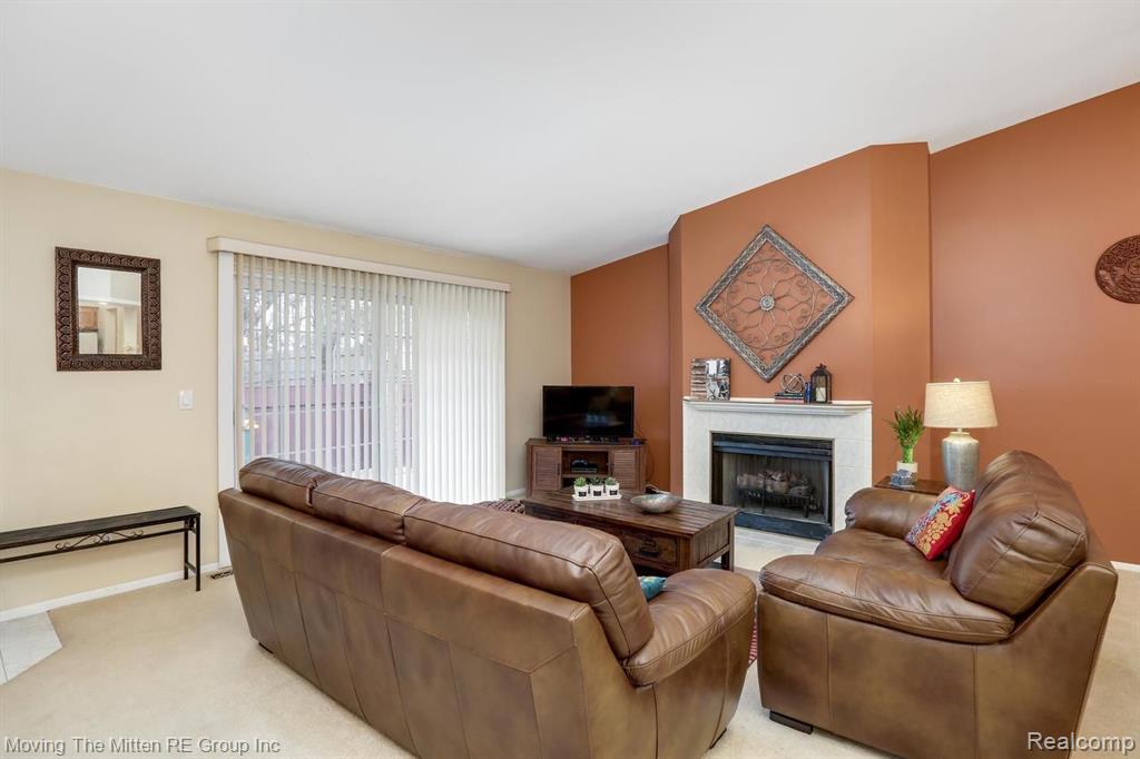 31218 Country Way Farmington Hills, MI 48331 - Photo 3 of 26