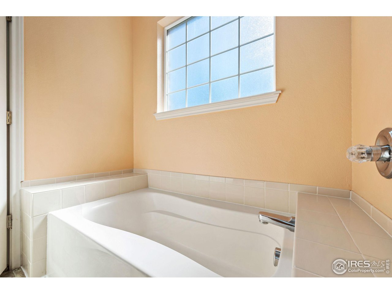 4672 West 20th Road, Unit 2212 Greeley, CO 80634 - Photo 27 of 40 The primary suite is upgraded to a 5-piece full bath and offers a walk in closet.