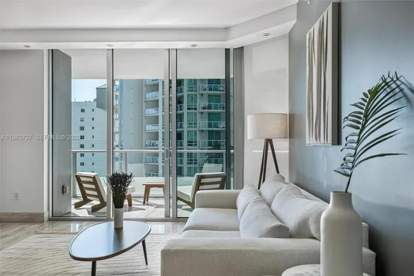 $4,000 | 1300 Brickell Bay Drive, Unit 1102, Miami, FL 33131
