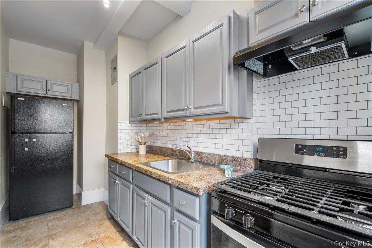 824 Bronx River Road, Unit 3A Bronxville, NY 10708 - Photo 13 of 26 Kitchen with attractive backsplash and lots of cabinets provides great storage options