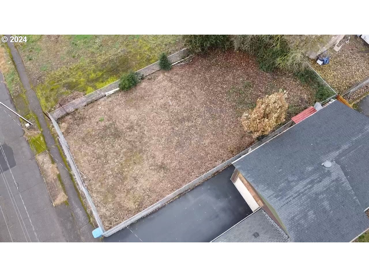 205 Southwest 2nd Avenue Kelso, WA 98626 - Photo 3 of 6 a black and white photo of a house