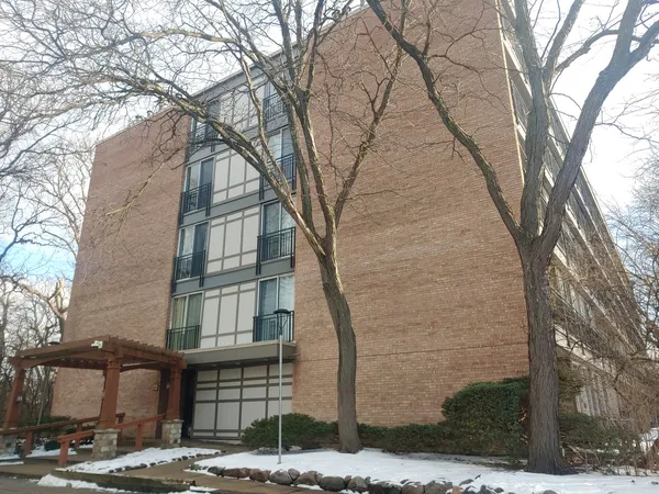$1,425 | 5820 Oakwood Drive, Unit 5J, Lisle, IL 60532
