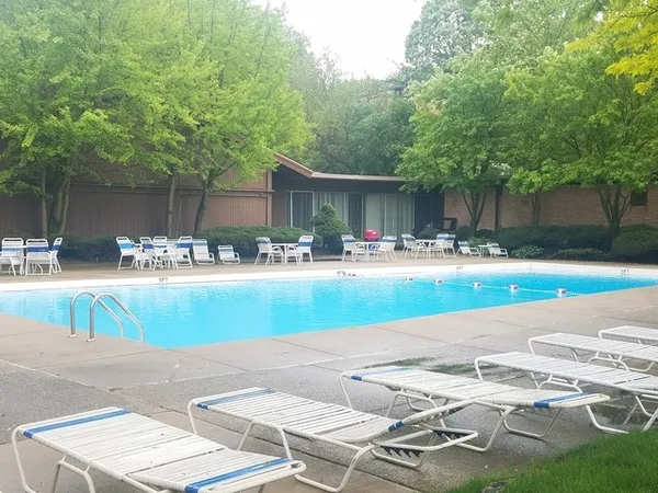 $1,425 | 5820 Oakwood Drive, Unit 5J, Lisle, IL 60532