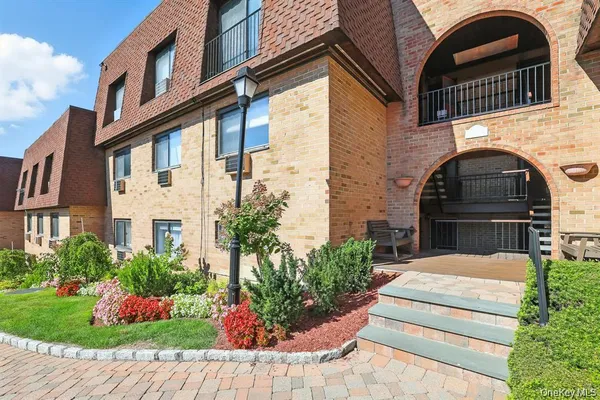 $3,700 | 330 Central Park Avenue, Unit F8, Scarsdale, NY 10583