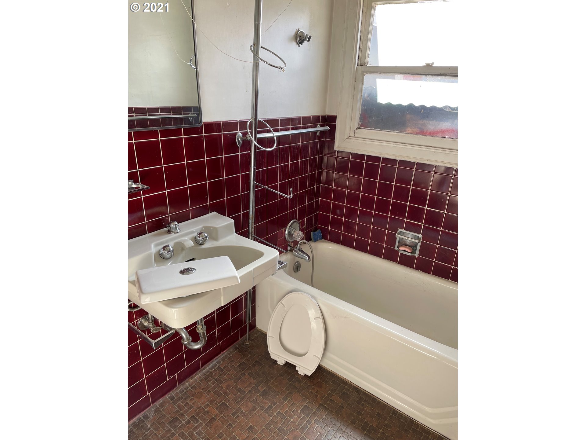 439 Q Street Springfield, OR 97477 - Photo 11 of 18 a bathroom with a sink toilet and shower