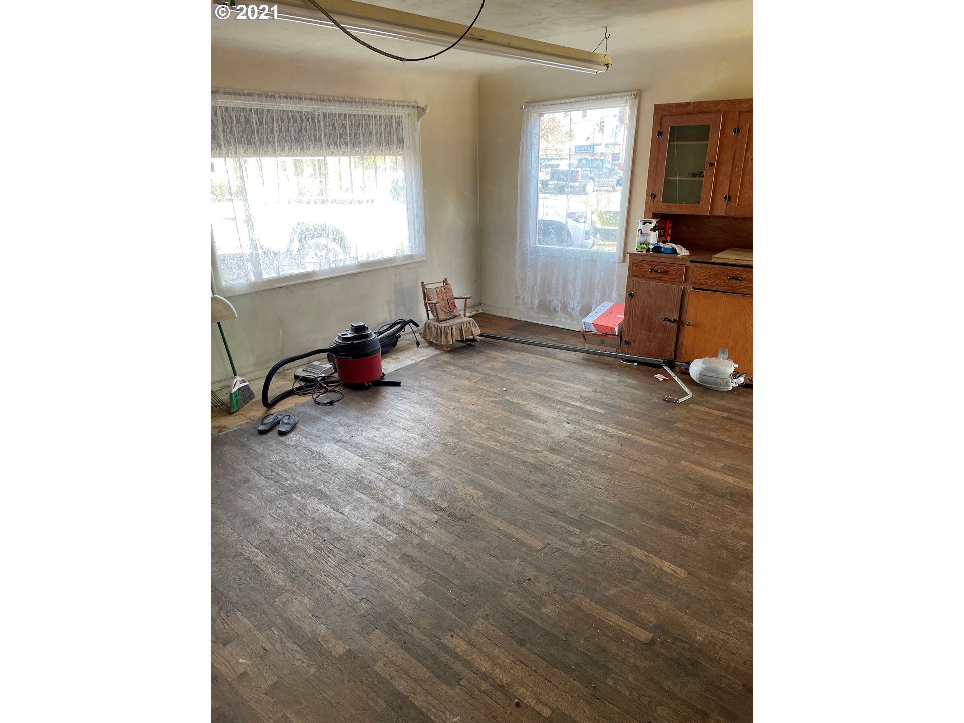 439 Q Street Springfield, OR 97477 - Photo 13 of 18 a room with window and a table