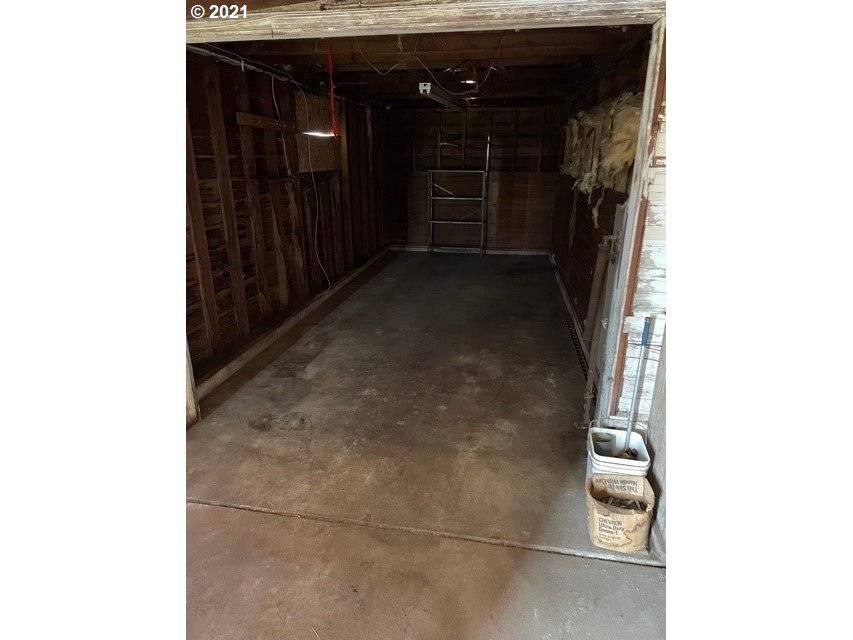 439 Q Street Springfield, OR 97477 - Photo 15 of 18 a view of entryway