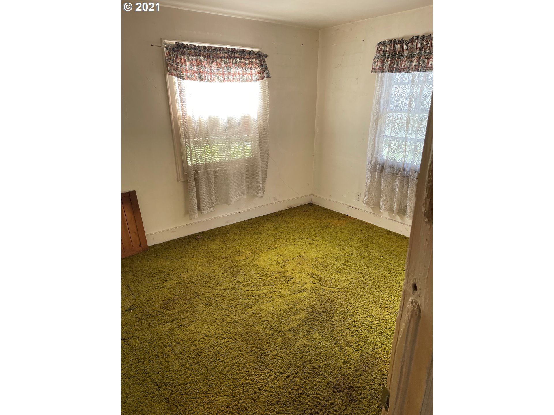 439 Q Street Springfield, OR 97477 - Photo 10 of 18 a view of an empty room with window