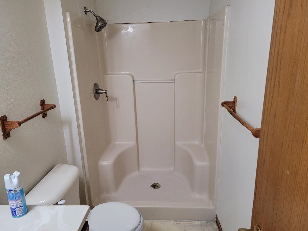 960 South Trainer Road Rockford, IL 61108 - Photo 15 of 31 a bathroom with a shower and toilet