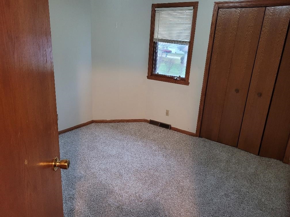 960 South Trainer Road Rockford, IL 61108 - Photo 16 of 31 an empty room with windows