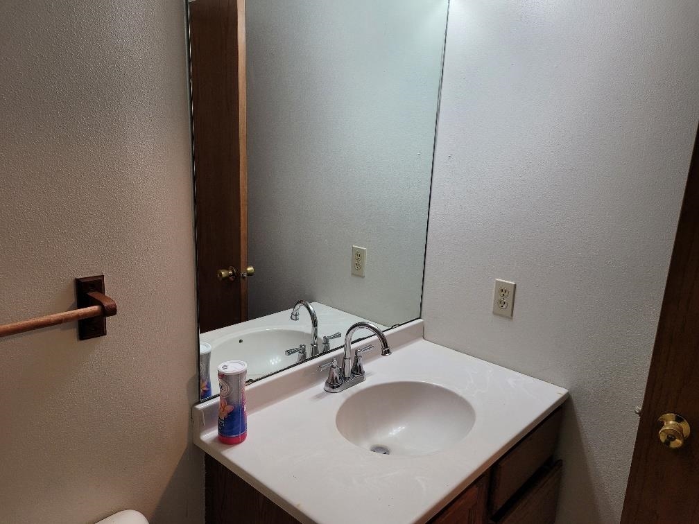 960 South Trainer Road Rockford, IL 61108 - Photo 21 of 31 a bathroom with a sink and a mirror