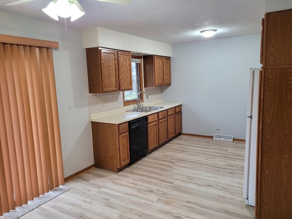 960 South Trainer Road Rockford, IL 61108 - Photo 7 of 31 a view of kitchen with cabinets