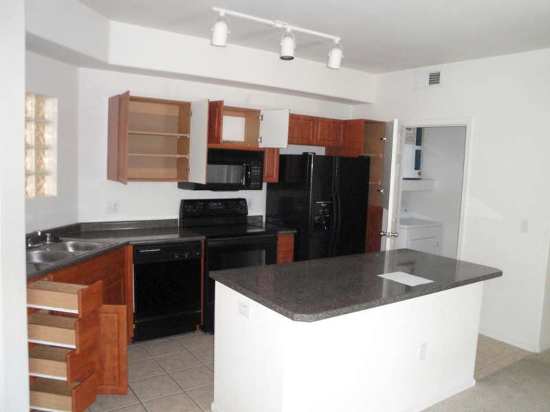 909 East Camelback Road, Unit 2023 Phoenix, AZ 85014 - Photo 2 of 9 kitchen