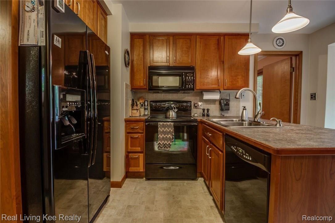 23940 Berg Road Southfield, MI 48033 - Photo 30 of 46 Interiors-30_preview.jpeg