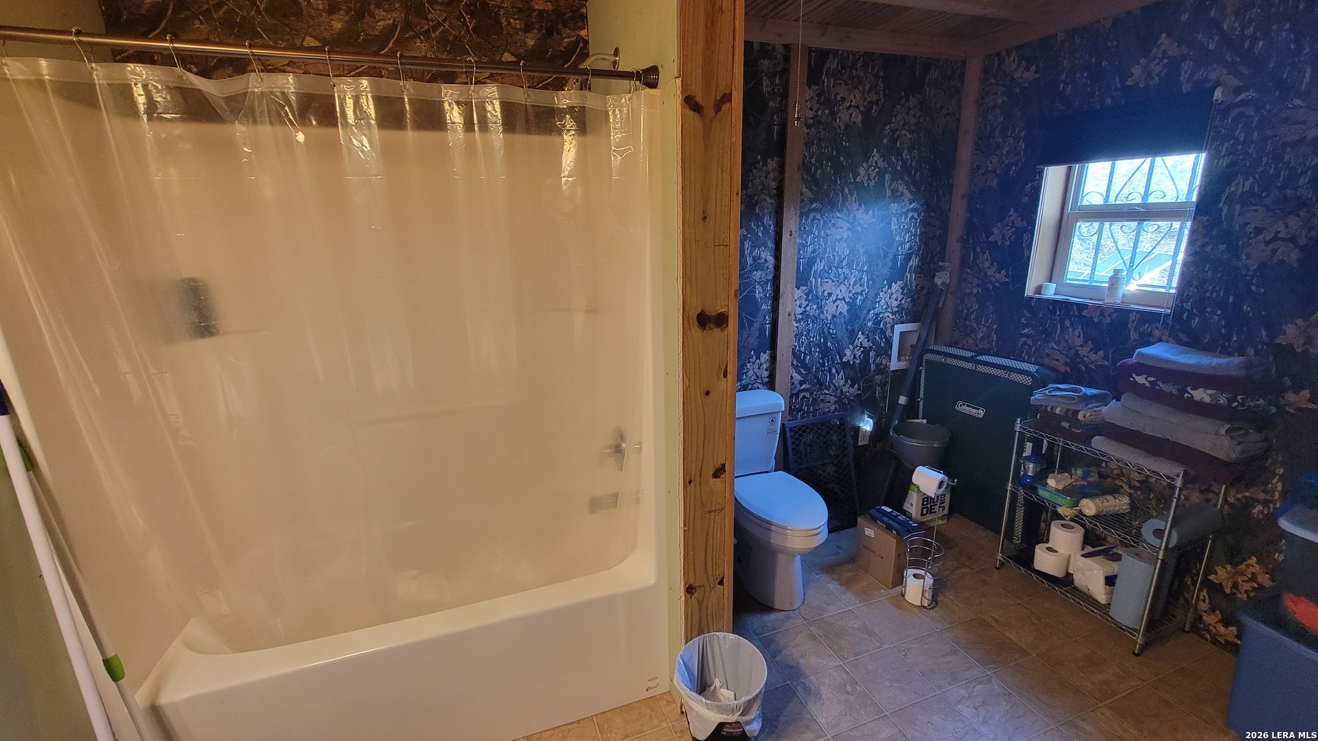 2190 Cr 650 Rocksprings Tx 78880 Del Rio, TX 78840 - Photo 28 of 62 a bathroom with a shower curtain