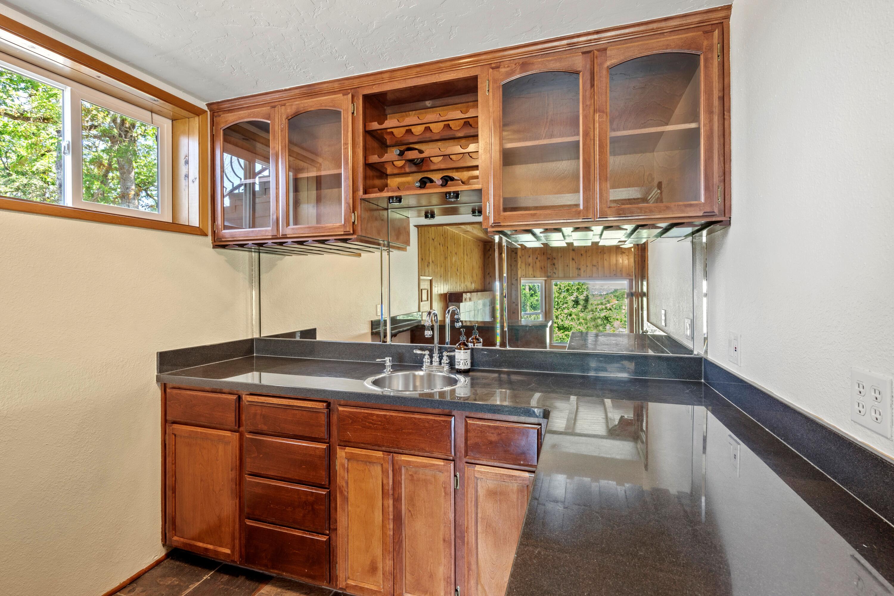 6397 Pioneer Road Medford, OR 97501 - Photo 27 of 44 Wet Bar