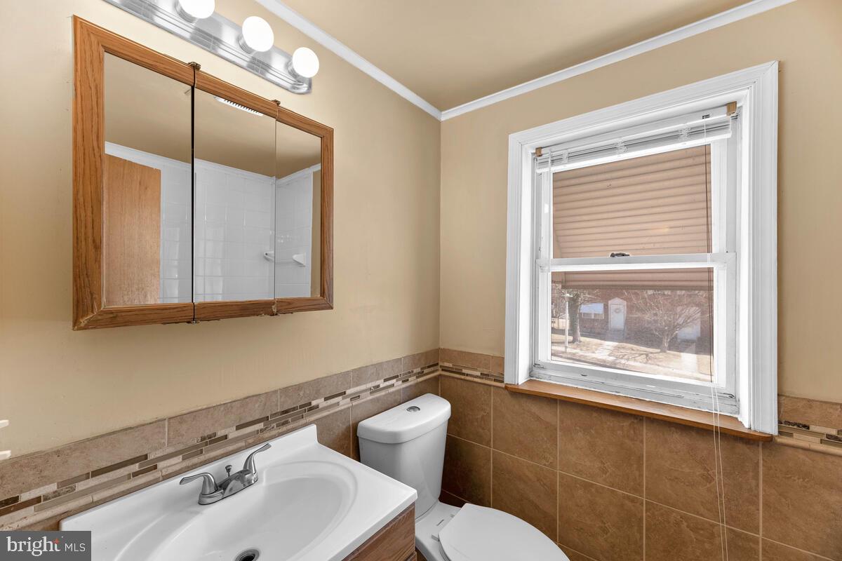 670 Queensgate Road Baltimore, MD 21229 - Photo 13 of 26 Updated full bathroom
