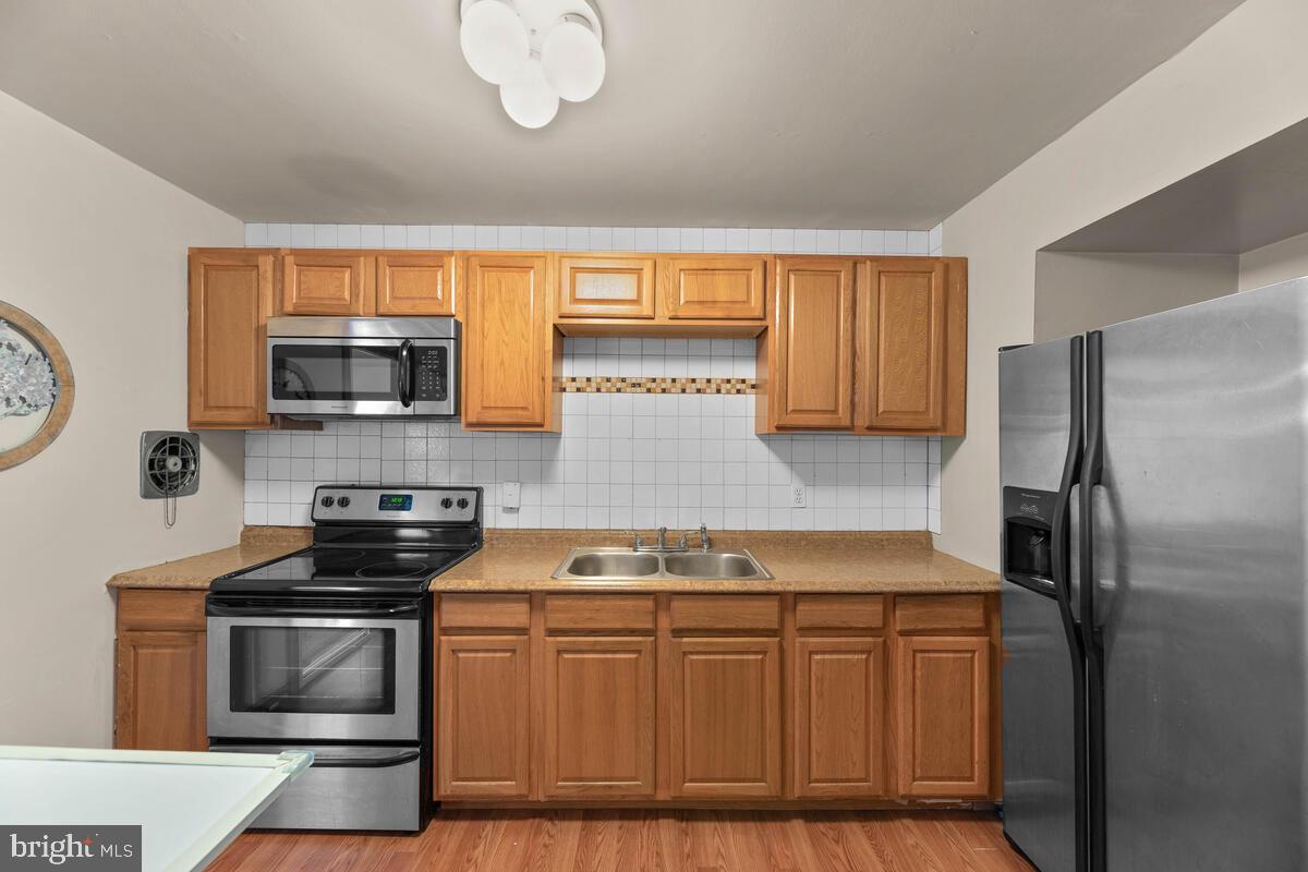 670 Queensgate Road Baltimore, MD 21229 - Photo 3 of 26 Stainless Steel appliances