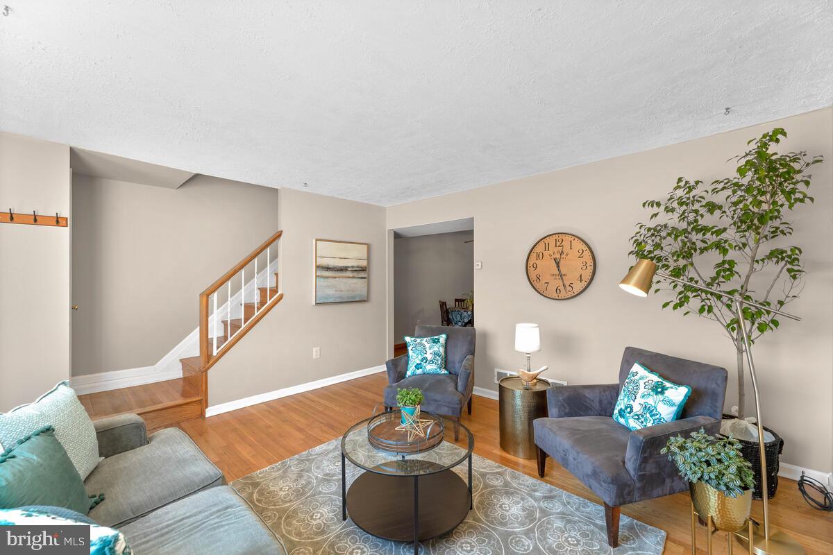 670 Queensgate Road Baltimore, MD 21229 - Photo 4 of 26 Spacious family room