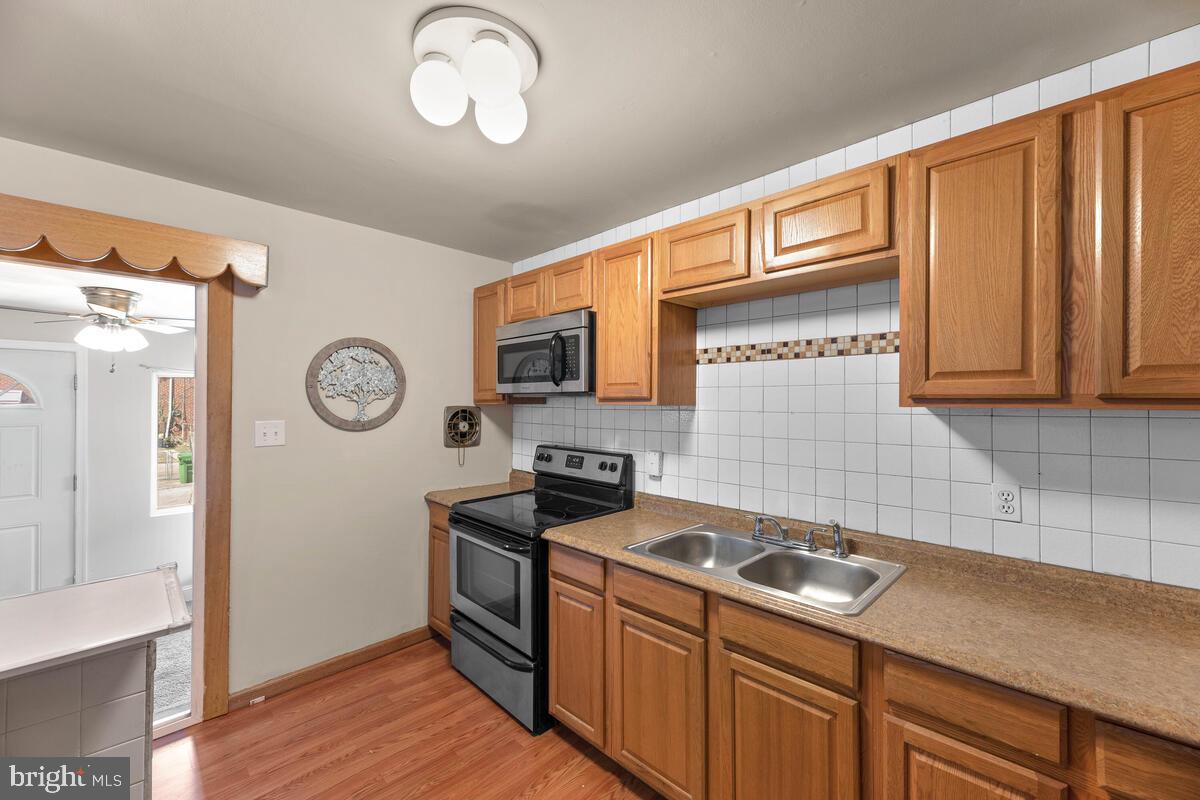 670 Queensgate Road Baltimore, MD 21229 - Photo 9 of 26 Extra bump out room off the kitchen