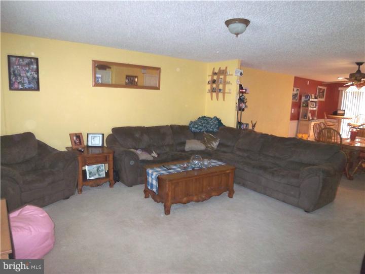 10114 West Keswick Road Philadelphia, PA 19114 - Photo 3 of 18 Living Room