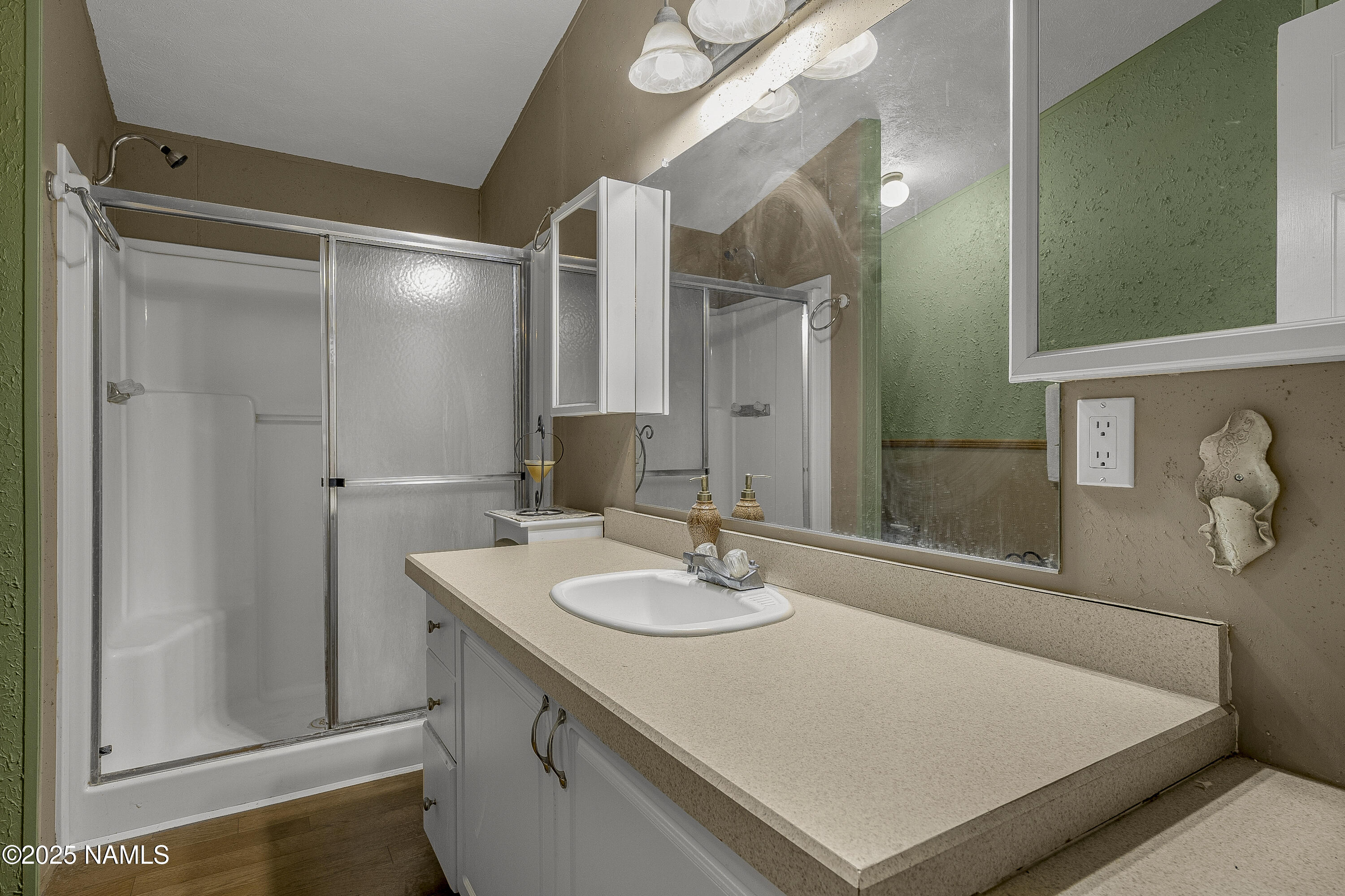14412 Leupp Road Flagstaff, AZ 86004 - Photo 11 of 27 14412 Primary Bathroom