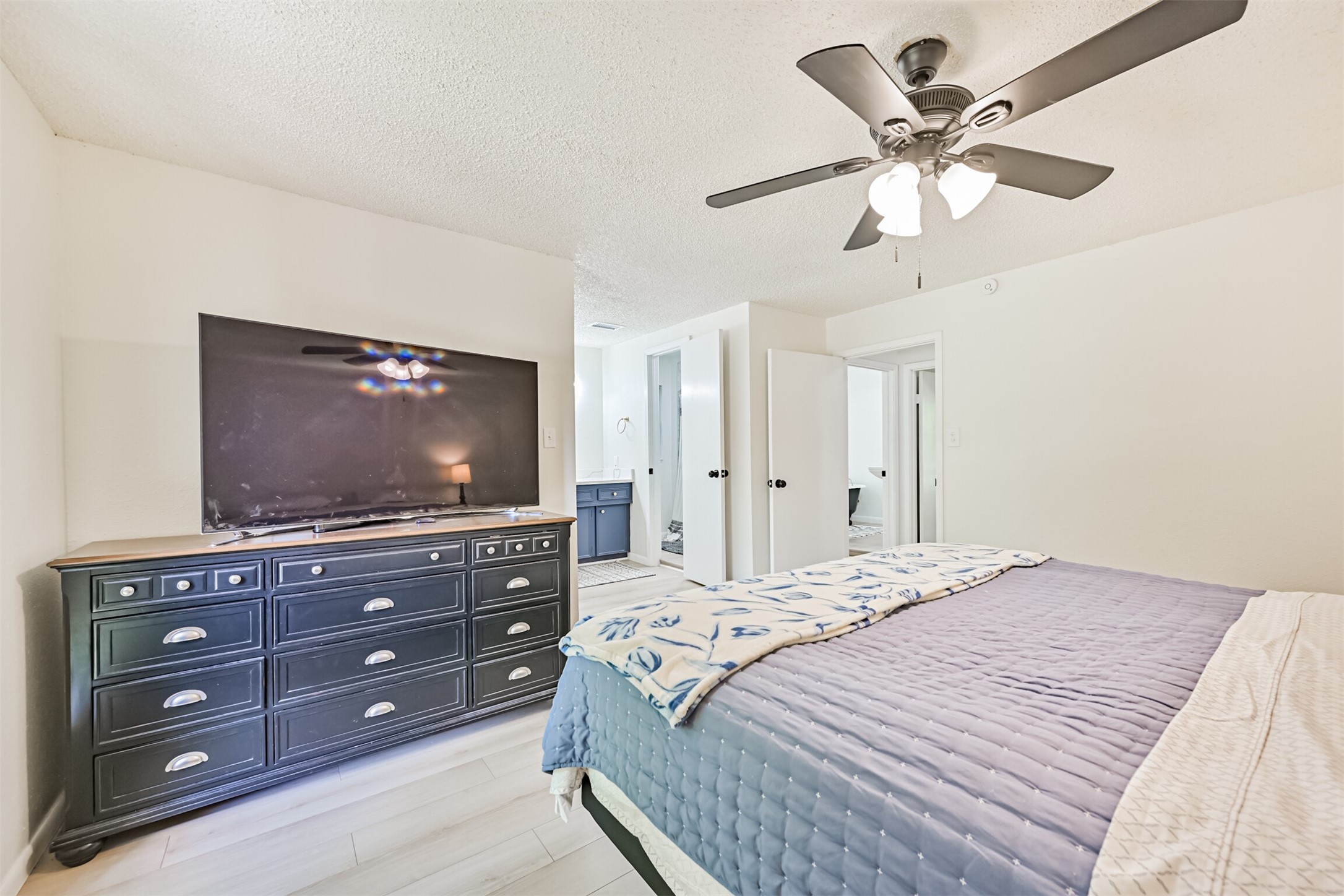 7445 Cobbs Oak Lane Rosharon, TX 77583 - Photo 20 of 39 Primary Bedroom - ensuite, has a walk-in closet