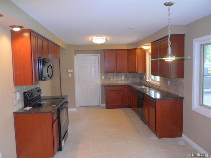 7212 Stonebrook Road West Bloomfield, MI 48322 - Photo 7 of 20 Stonebrook 025.jpg