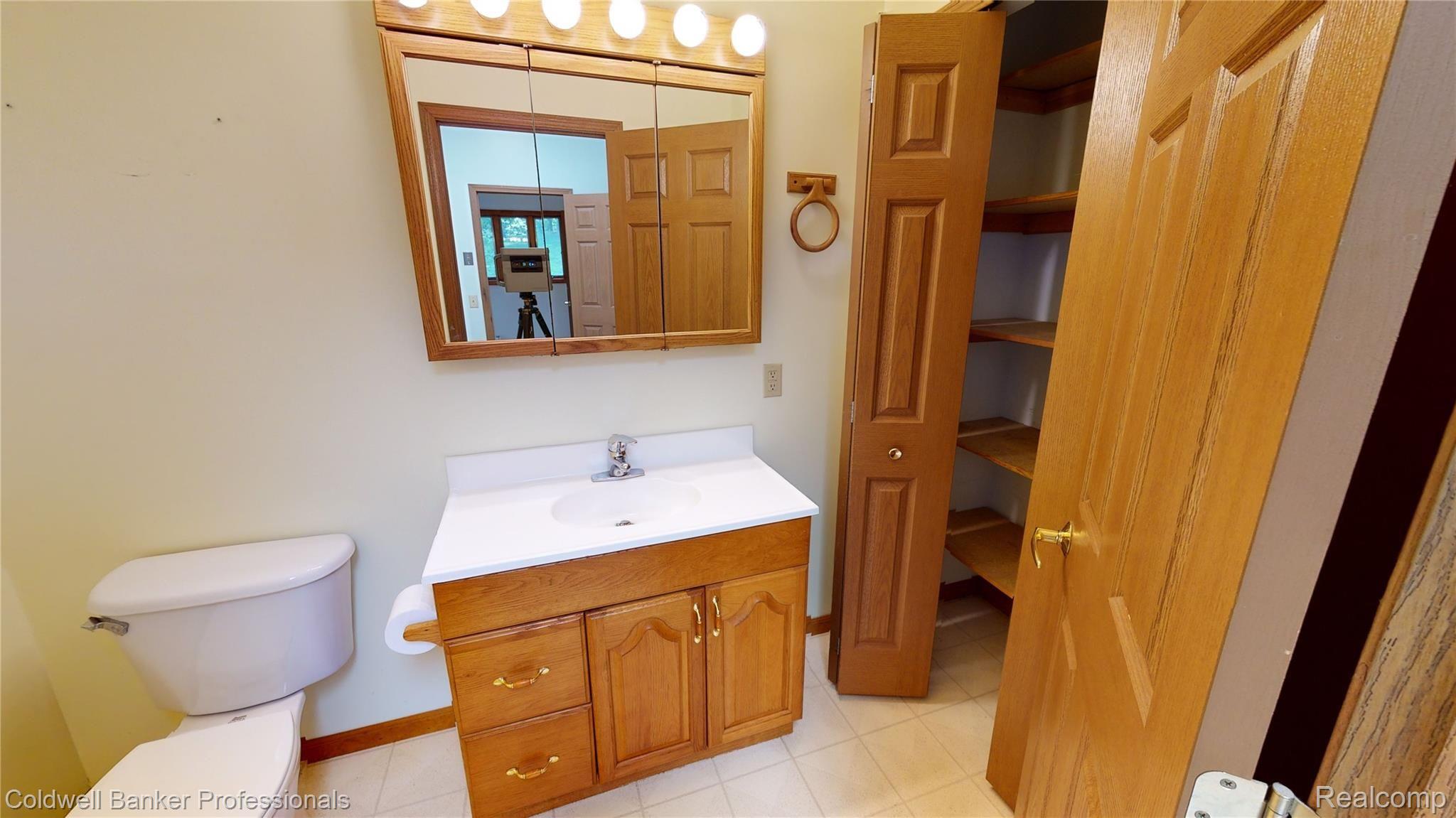 96 West Coulter Road Lapeer, MI 48446 - Photo 57 of 62 Bath Half.jpg
