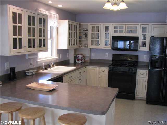 13818 Bluff Ridge Drive Chesterfield, VA 23838 - Photo 4 of 12 Kitchen - A family friendly kitchen with great cou