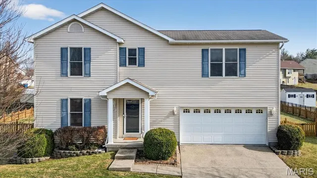 $375,000 | 109 Eagles Landing Drive, Belleville, IL 62221