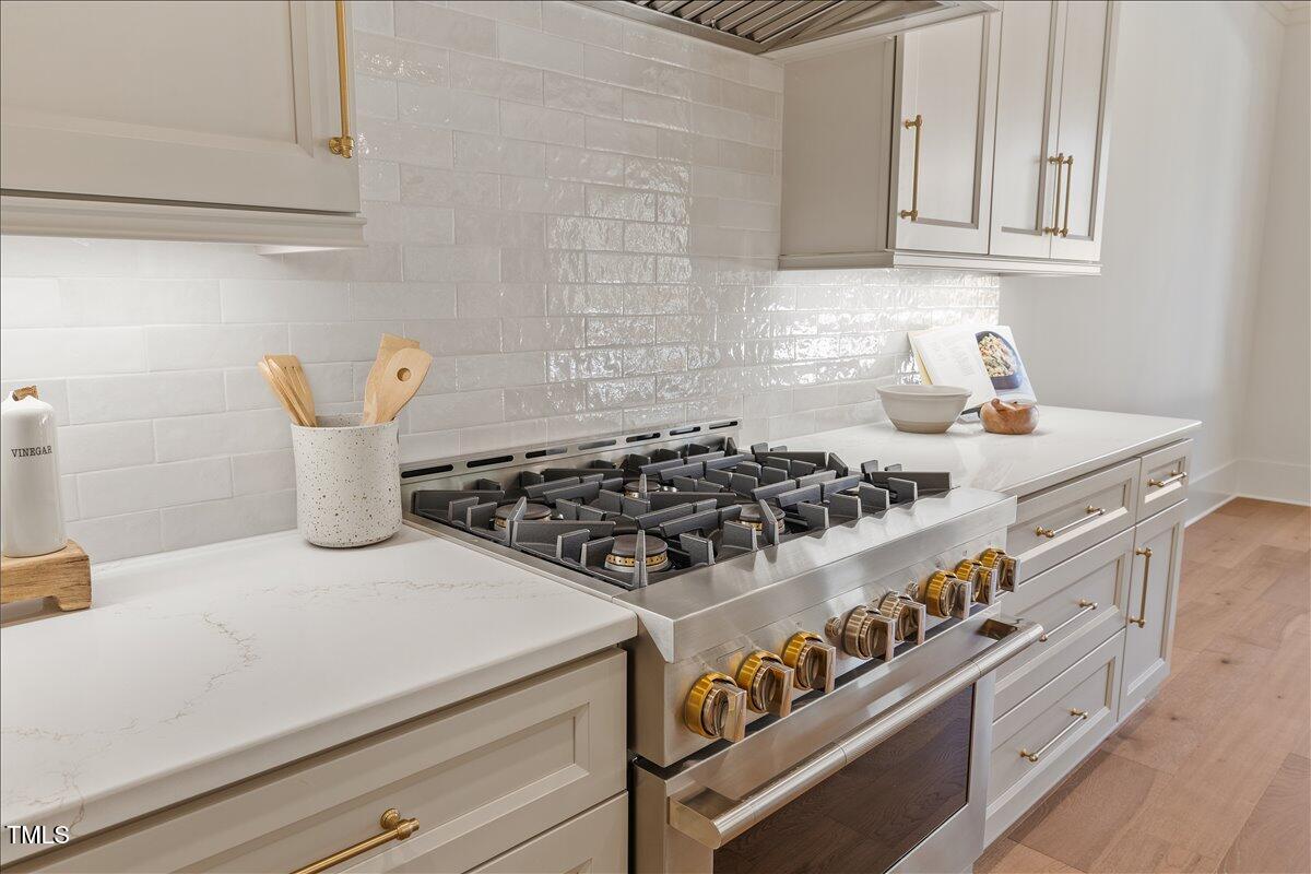 7516 Grist Mill Road Raleigh, NC 27615 - Photo 23 of 83 a close view of stove top oven