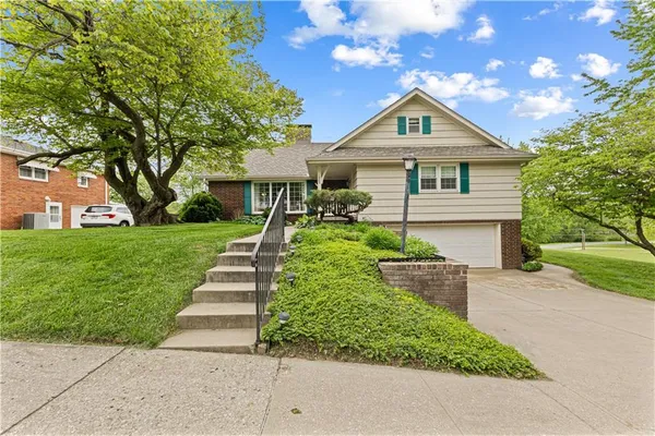 $439,000 | 1902 Park Ridge Drive, St. Joseph, MO 64503