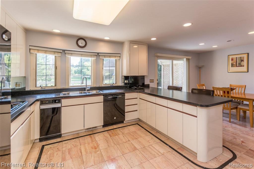 34015 Lyncroft Street Farmington Hills, MI 48331 - Photo 9 of 34