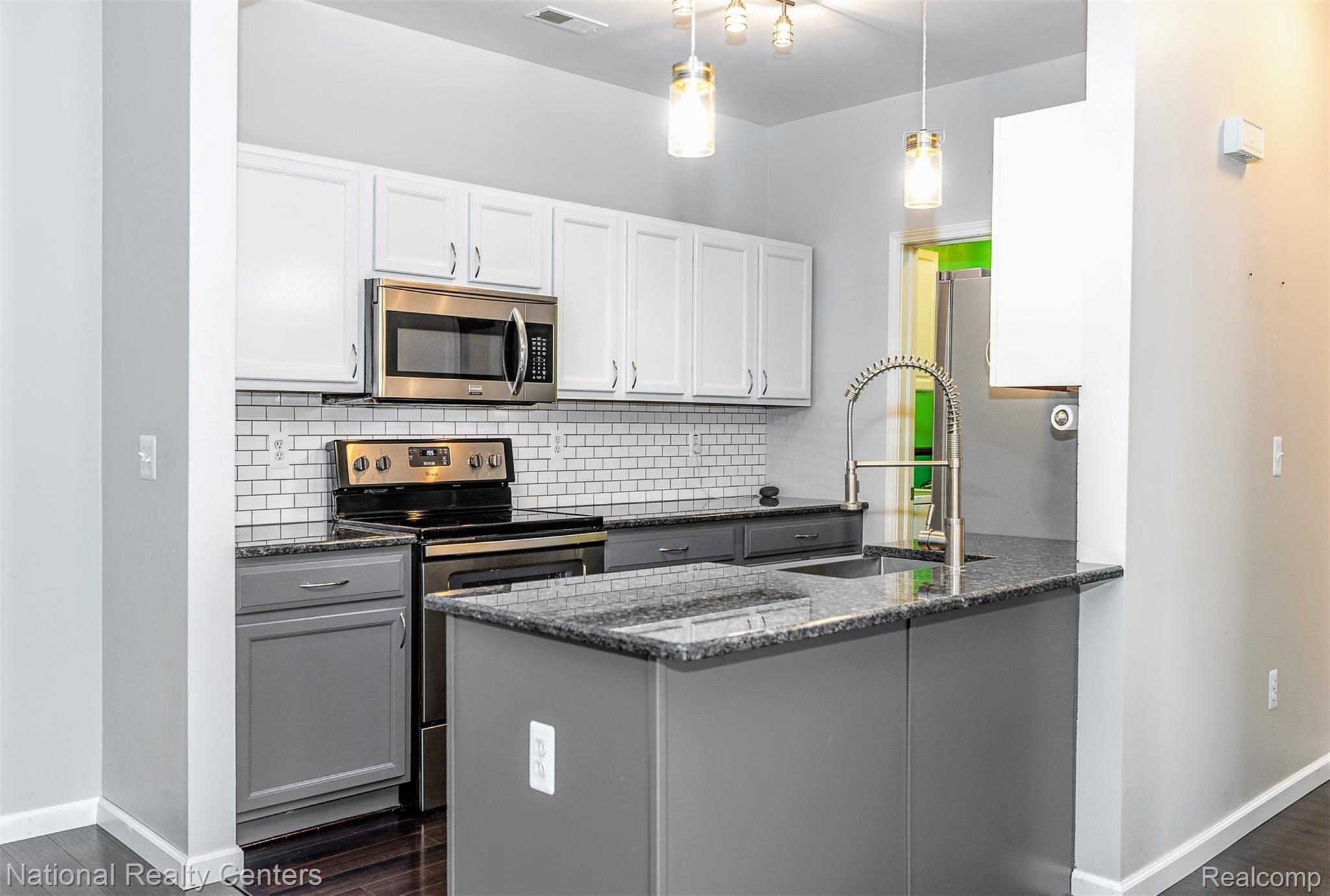 11740 Farmington Road Livonia, MI 48150 - Photo 16 of 31 Granite kitchen with all stainless steel appliances!