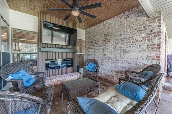 $369,900 | 100 Iberia Lane, Pineville, LA 71360