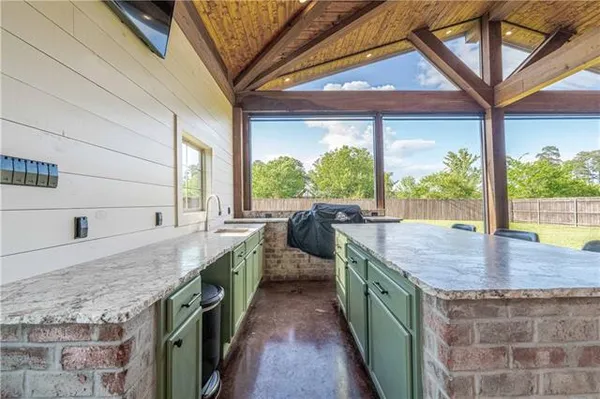 $369,900 | 100 Iberia Lane, Pineville, LA 71360