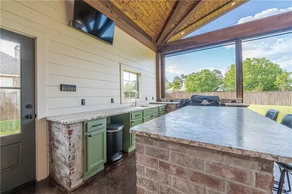 $369,900 | 100 Iberia Lane, Pineville, LA 71360