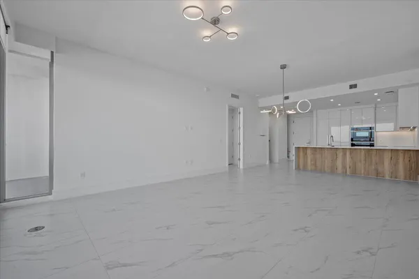 $6,900 | 220 Lake Shore Drive, Unit 1113, West Palm Beach, FL 33403