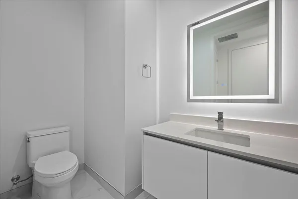 $6,900 | 220 Lake Shore Drive, Unit 1113, West Palm Beach, FL 33403